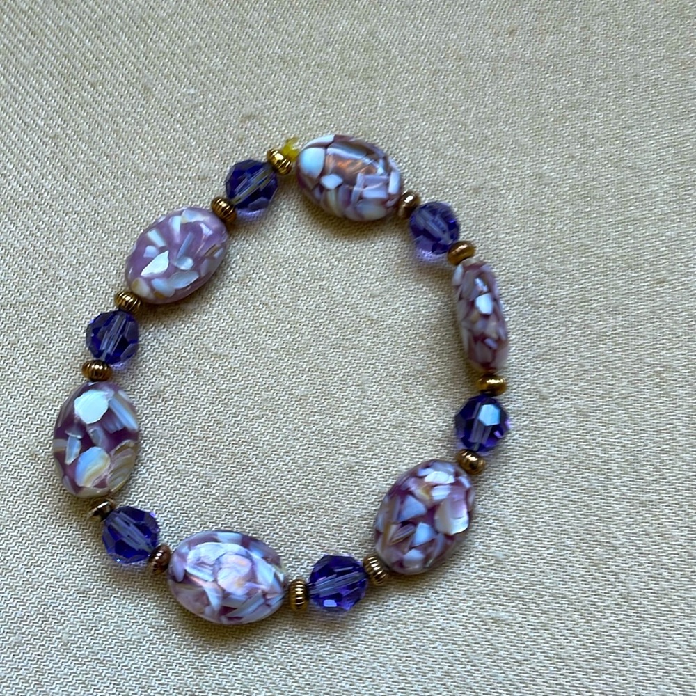 Bracelet. Expands with elastic.